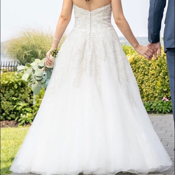 Couture Eddy K wedding gown in a size 8 - Picture 3 of 3